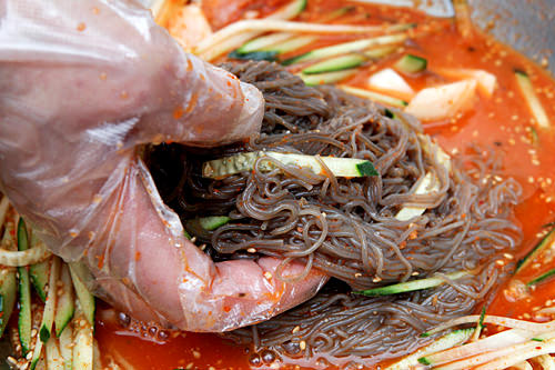 「混ぜる」専門の店員におまかせ