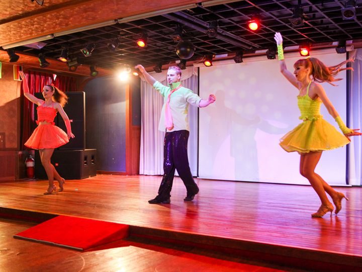 外国人興行団による常設公演