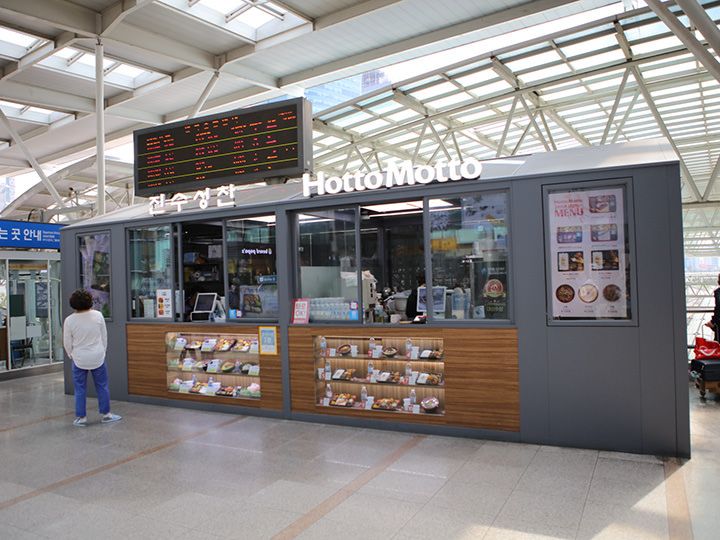 ソウル駅のKTX構内には弁当を販売する店も