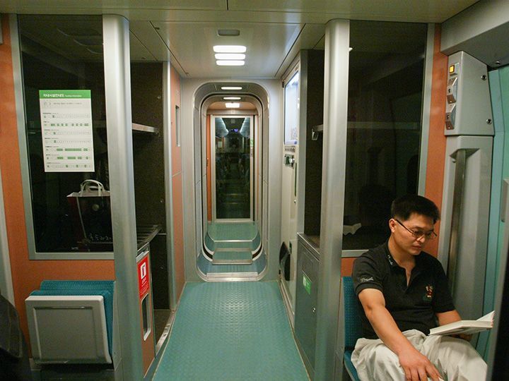 立席で乗車時、車両間にある簡易イスは利用できる