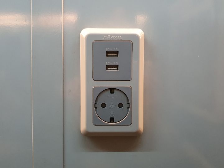 座席にあるコンセントの一例
※車両の種類によって設置位置や形状が異なる