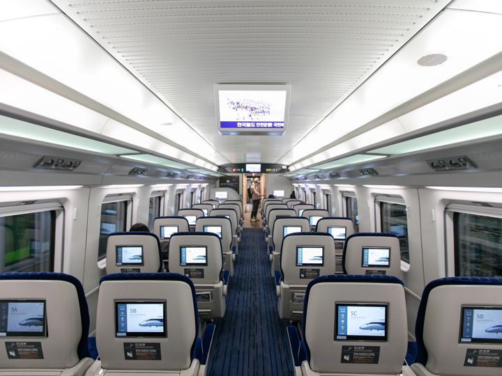 「KTX-イウム」の優等室は個人モニター付き