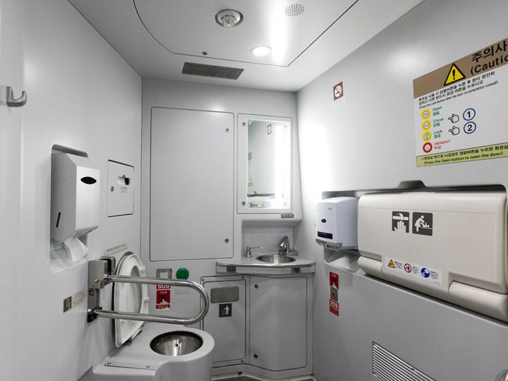 車椅子トイレにはオムツ替えスペースもあり
※写真は「KTX-山川」