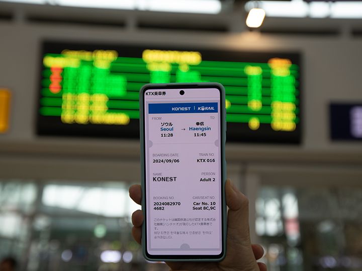 列車番号(Train No.)を見て、乗車ホーム(Tracks)を確認