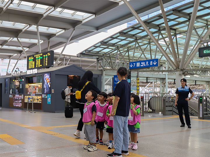 誰でも入場できるので、かわいらしい見学者たちも