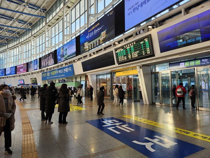 空港鉄道ソウル駅からはコンコースを出て、
右にまっすぐ進むと乗り場