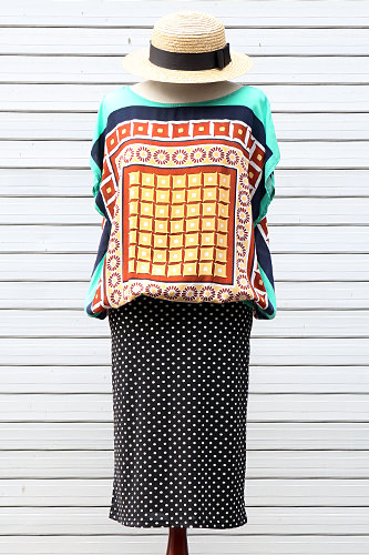 帽子25,000ウォン
ポンチョブラウス
40,000ウォン
スカート40,000ウォン