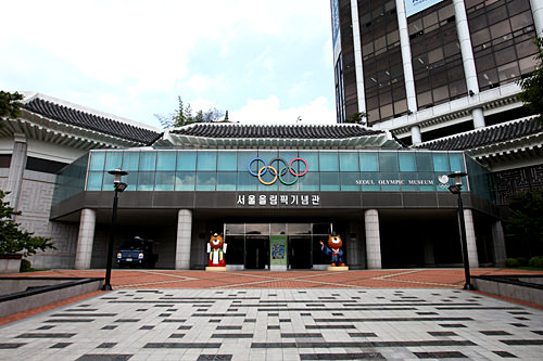 ソウルオリンピック記念館 蚕室 ロッテワールド ソウル の観光スポット 韓国旅行 コネスト
