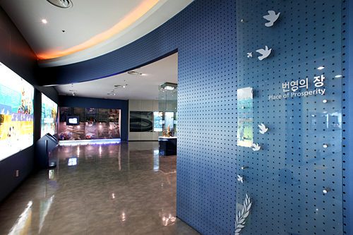 パネルや展示物が並びます