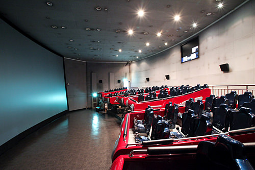 動く椅子は80席、静止席は20席