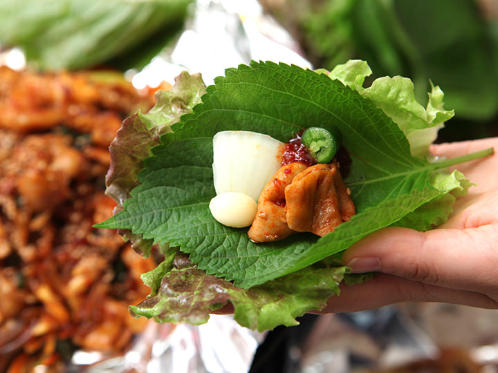 ニンニク、唐辛子と一緒に野菜で包んで