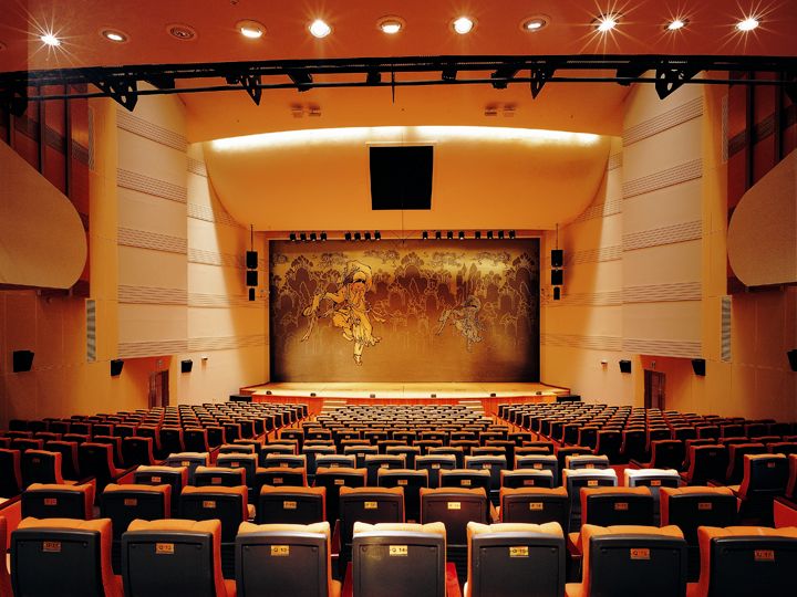 劇場「龍(ヨン)」
805席の複合公演場で、クラシック、舞踊、演劇などの多様なジャンルの公演がおこなわれます。