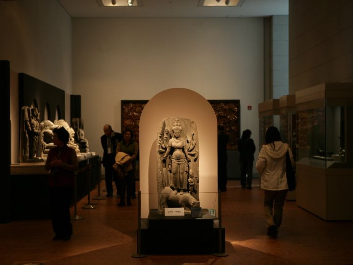 世界各文化圏の特徴を把握できる「世界文化館」。6つの展示室に970点が展示。インド・東南アジア室は個性的な仏像があって見ごたえ十分。一番奥には日本室もあります。