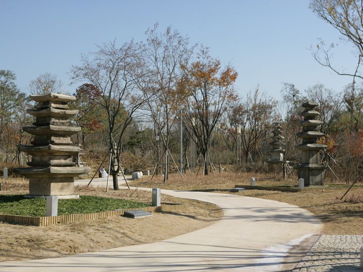 屋外展示
石造物が展示された庭園、普信閣の鐘を見ることができる「鐘閣」、建物の姿が水面に映るといわれる「鏡池」など
