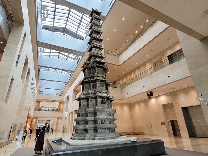 SUGAが指揮する「敬天寺(キョンチョンサ)十層石塔」前