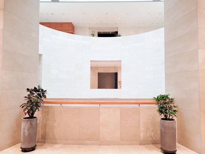 Vが扇子を開く2階の中央通路