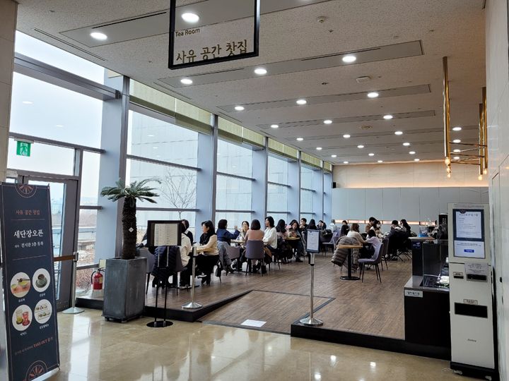 思惟の部屋近くのカフェ(東館3階)