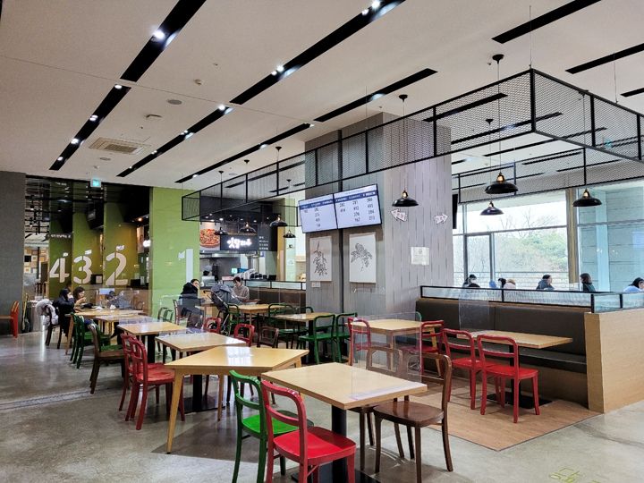 フードコート(西館1階)