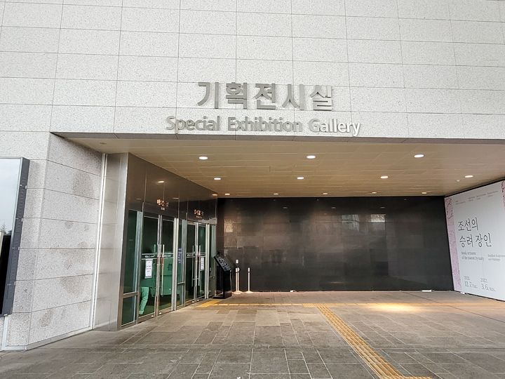 「企画展示室」
定期的に様々な展示に入れ替え