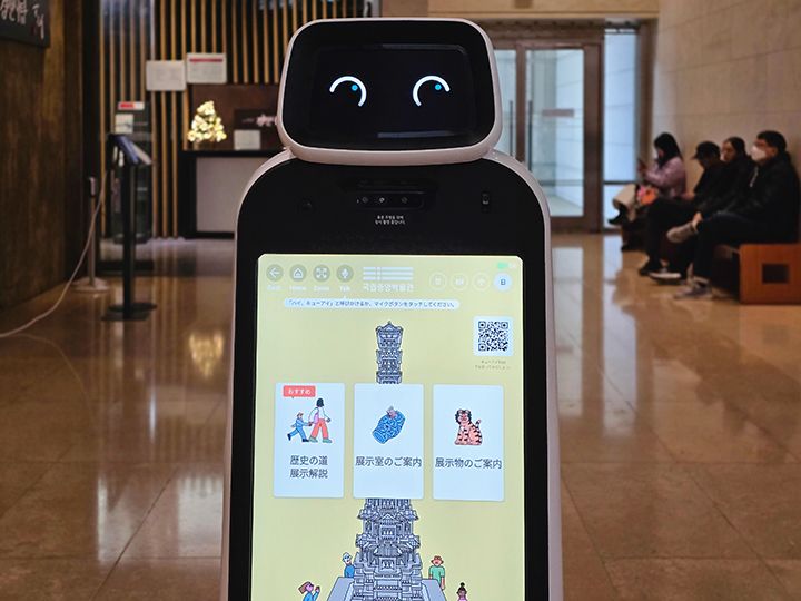 展示案内ロボットも徘徊中
