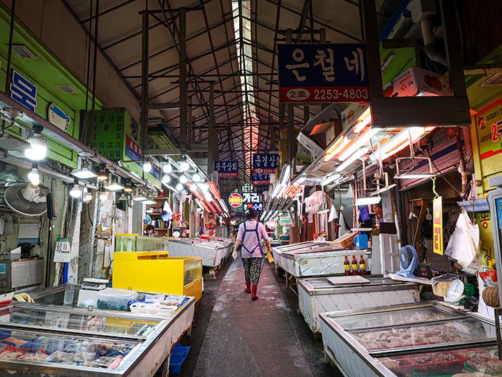 こちらは水産通り