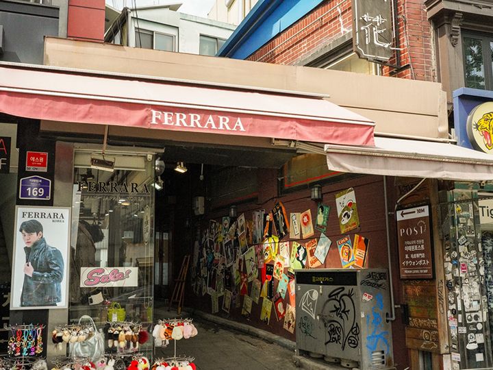大通り沿いに「FERRARA」が見えたら、横の道を入ります