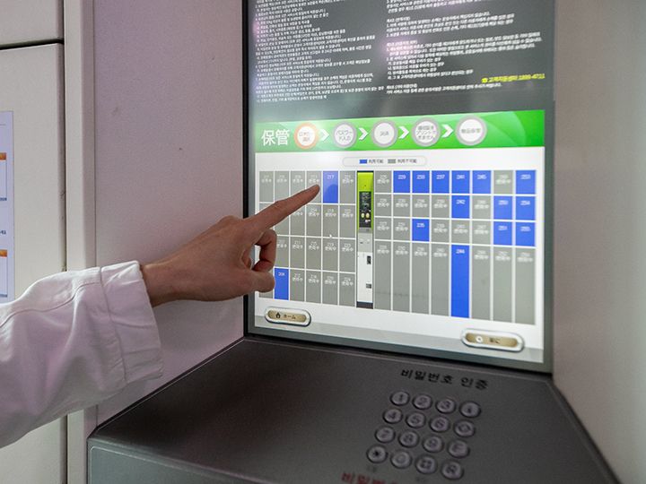 デパートなどはタッチパネル式