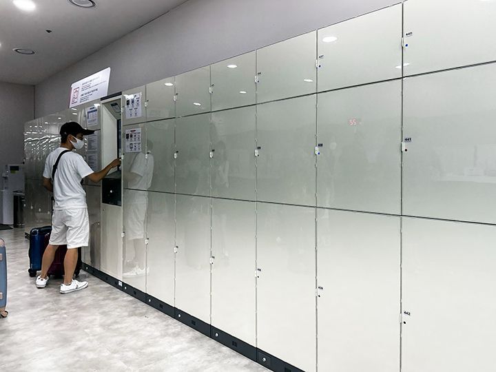 東側入口のコインロッカー