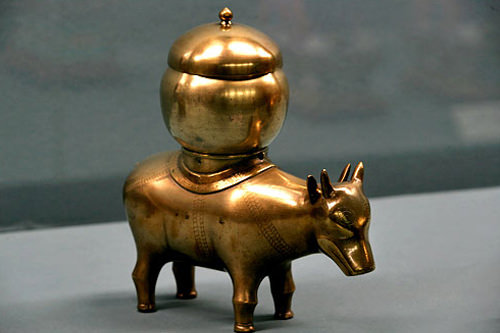 牛の酒器(犠尊)