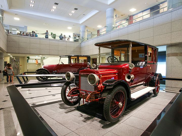 皇帝・皇后の御料車(ダイムラー、キャデラック)
※1階ホールに展示