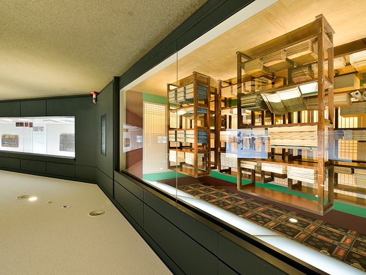 閨章閣王室図書館