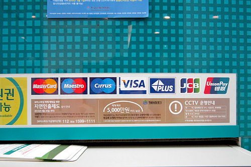 国際カードブランドや「PLUS」「Cirrus」
マークのついたATM