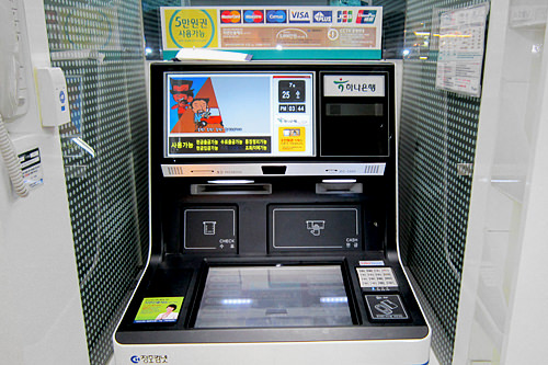 クレジットカードのマークのある
ほとんどのATMで使える