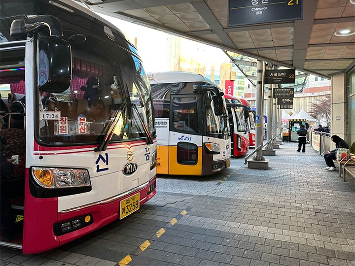 各乗り場前にある椅子の数は少なめ