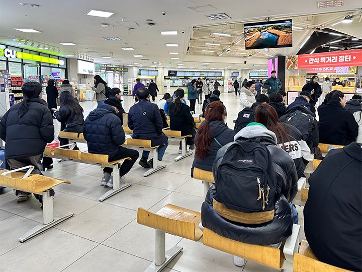 チケット売り場近くの待合スペース