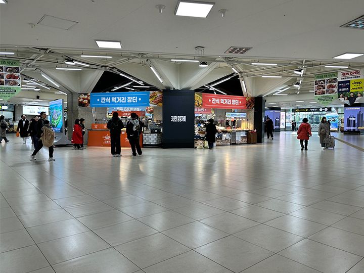 広々とした1階中央のスペースには屋台が