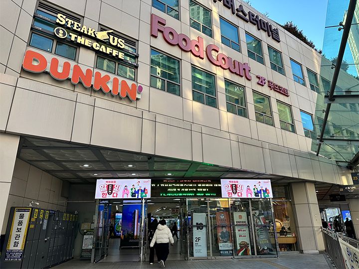 フードコートは2階