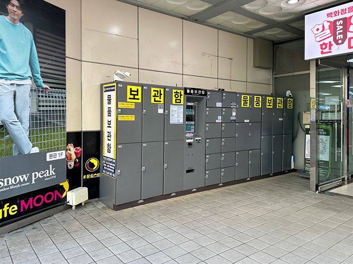 ターミナル入り口に設置されたロッカー