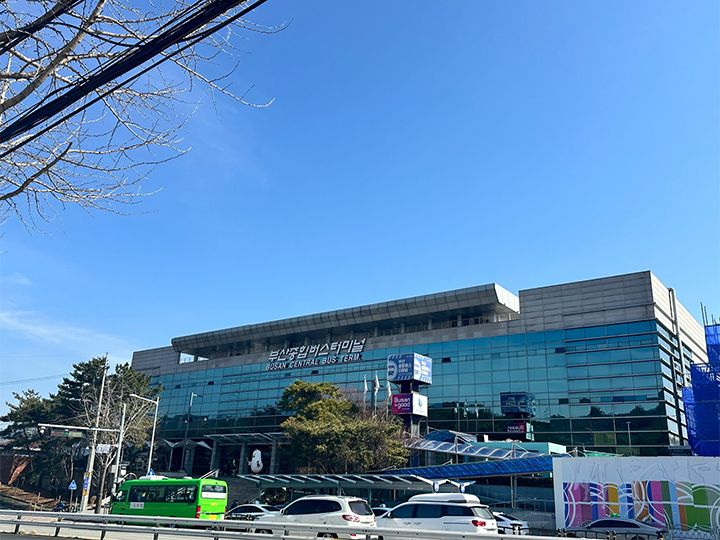 釜山総合バスターミナル
通称:釜山老圃(プサンノポ)ターミナル
最寄り駅:地下鉄1号線老圃駅
主な路線:ソウル、韓国全国の主要都市、釜山近郊