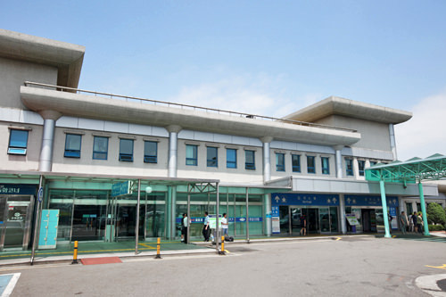 2.タクシーに乗り約3分で着きます。