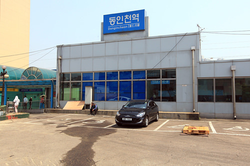 1.東仁川(トンインチョン、
Dongincheon)駅2番、3番出口を出ます。