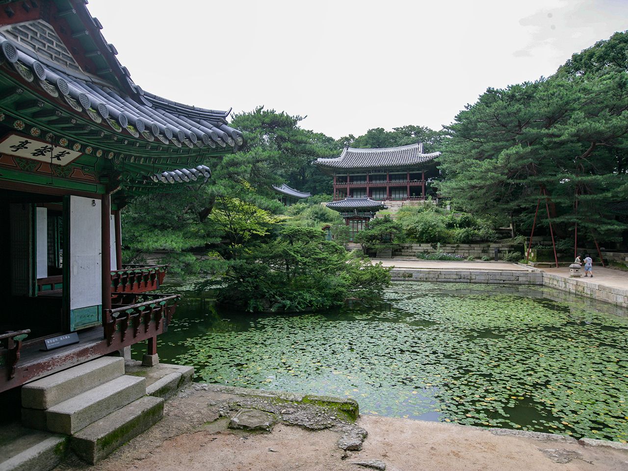 秘苑・芙蓉池(プヨンジ)は韓国時代劇にもよく登場する名所
