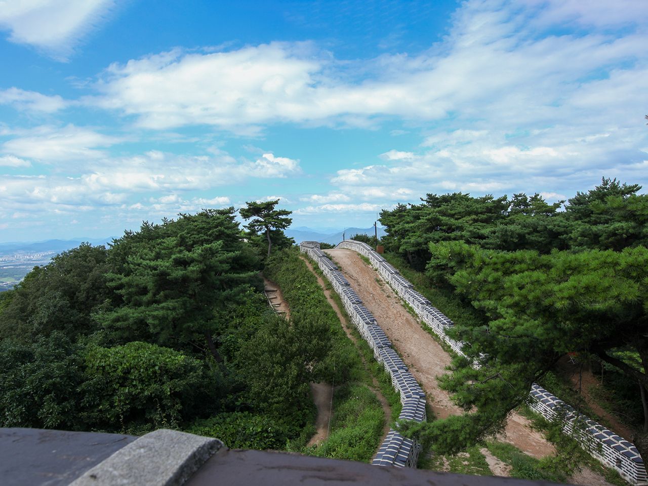 山城沿いの道はアップダウンがあるので歩きやすい靴で