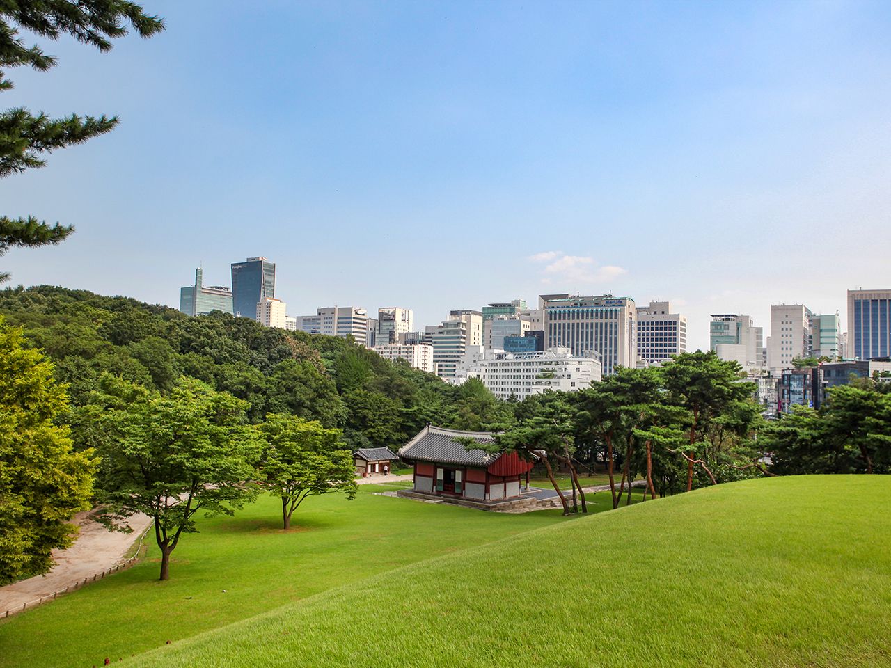 都心の江南に位置する「宣陵(ソルルン)・靖陵(チョンヌン)」は訪れやすい