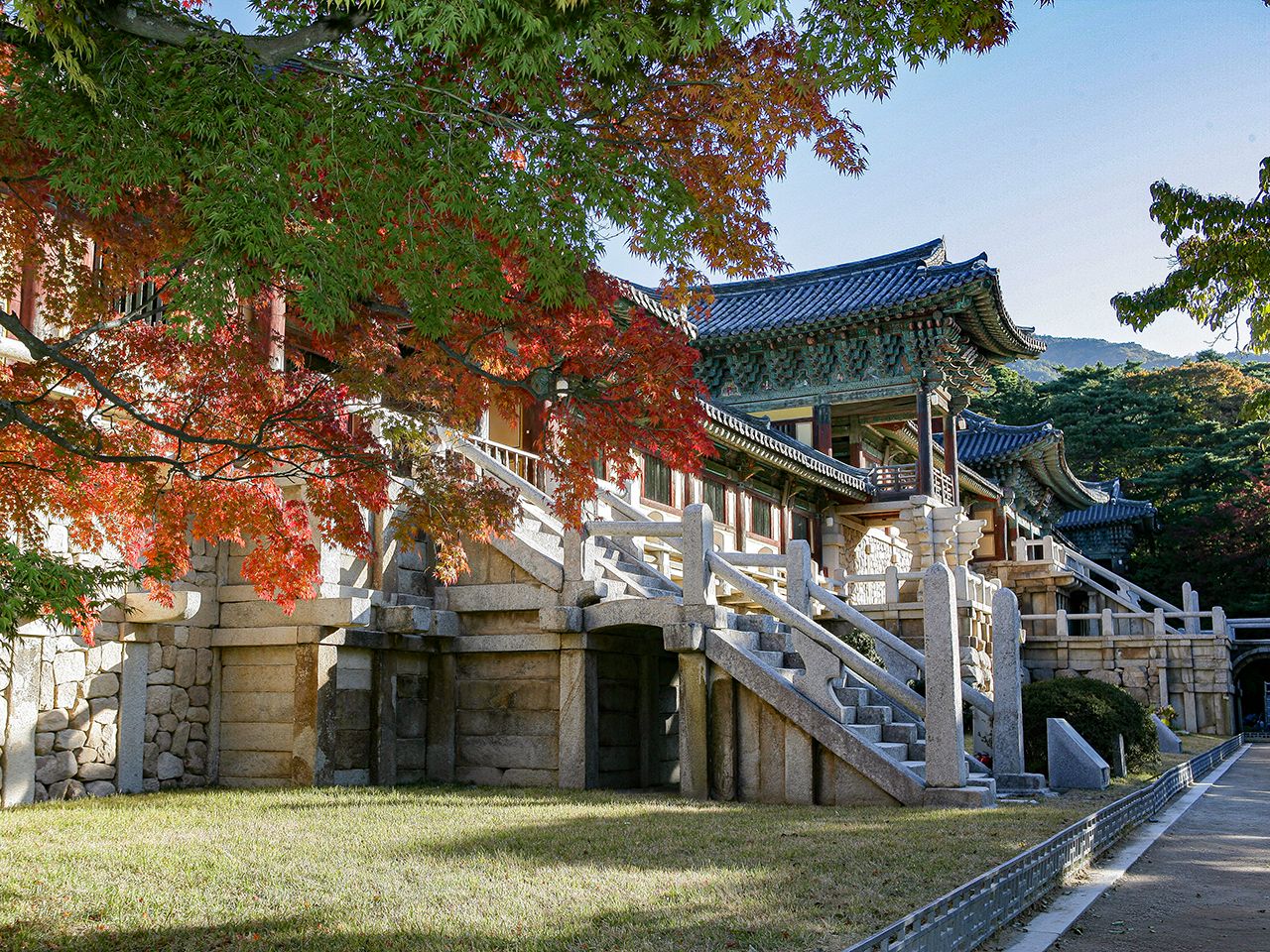 創建時より実存したとされる「仏国寺」の紫霞門