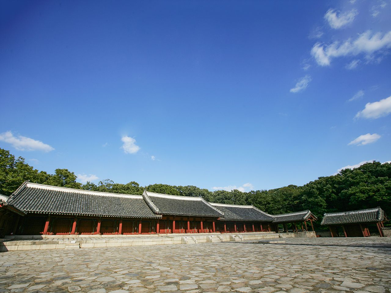 宗廟の正殿(チョンジョン)は単一の木造建築物としては世界最長