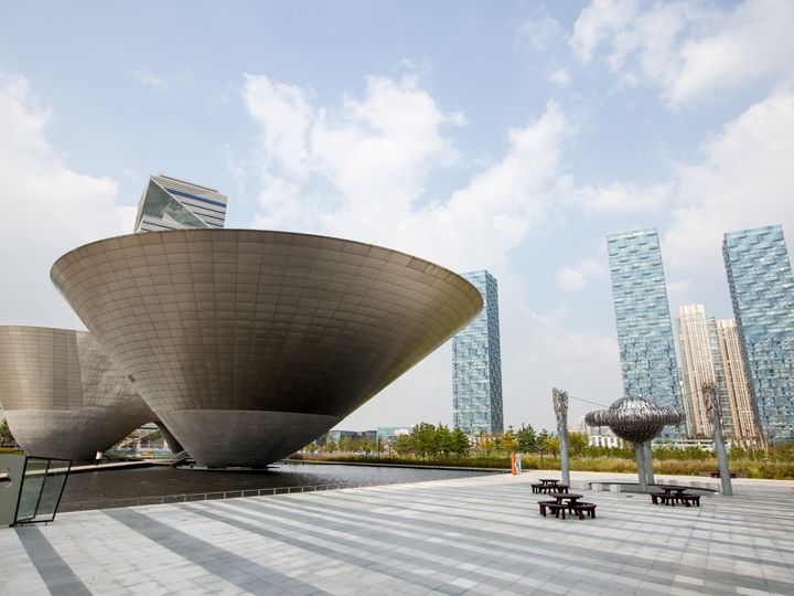 ハブ都市仁川を象徴する特異な建築物トライボウル