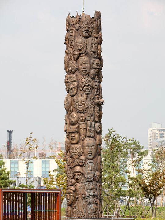 散策路に据えられた美術品