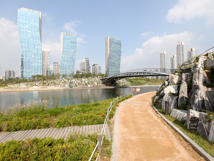 広大な緑地が生む安らいだ雰囲気