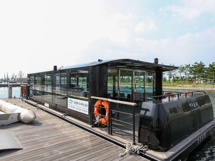 32人乗りの水上タクシー※写真は以前のものです